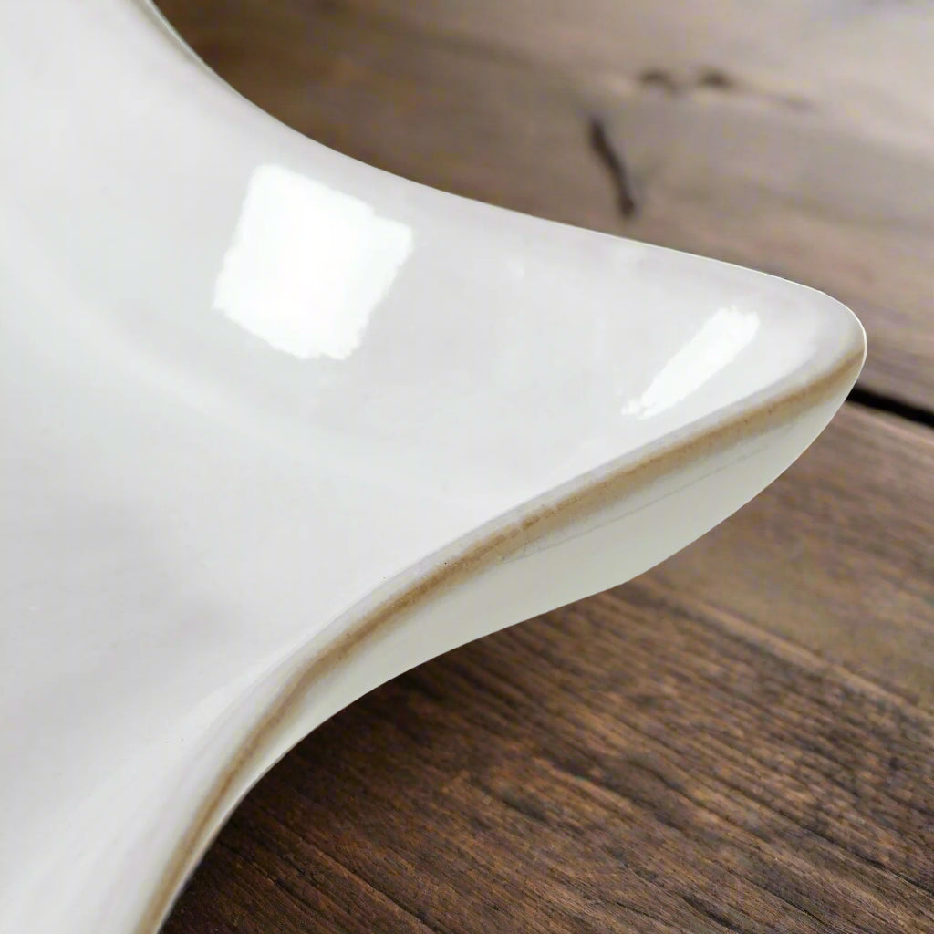 Zoomed-in view of one edge of the 19cm white ceramic star dish, showcasing its classic finish.